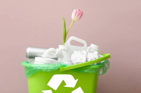 Recyklační Koš Odpadkem Tulipánem Růžové Stěny Detailní Záběr — Stock fotografie