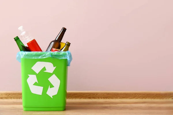 Reciclagem Bin Com Garrafas Perto Parede Rosa — Fotografia de Stock