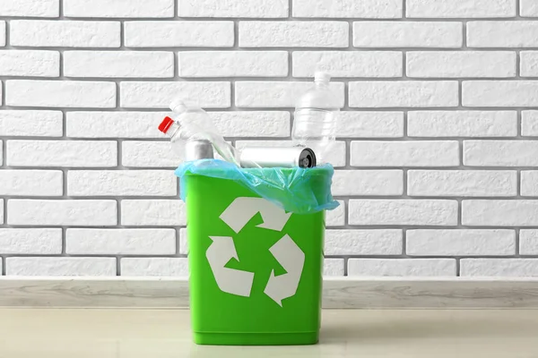 Reciclagem Bin Com Lixo Perto Parede Tijolo Branco — Fotografia de Stock