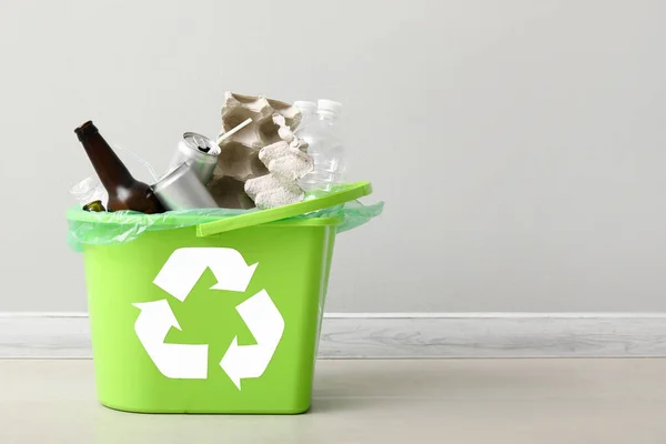 Reciclagem Bin Com Lixo Perto Parede Luz — Fotografia de Stock