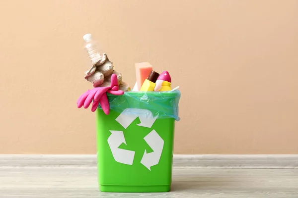 Recycling Bin Garbage Beige Wall — Stock Photo, Image