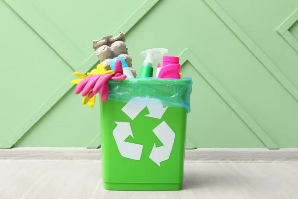 緑の壁の近くのゴミでごみ箱をリサイクル — ストック写真