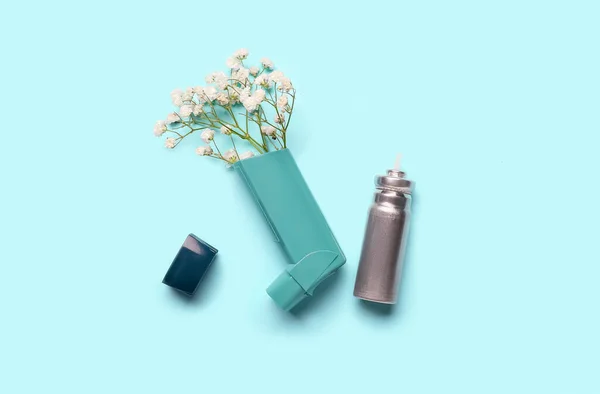 Astma Inhalator Med Zigenare Blommor Blå Bakgrund — Stockfoto