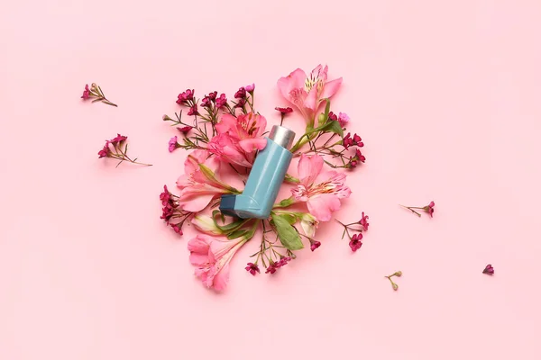 带粉色背景花朵的哮喘吸入器 — 图库照片