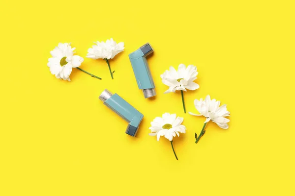 Astma Inhalatorer Med Tusensköna Blommor Gul Bakgrund — Stockfoto