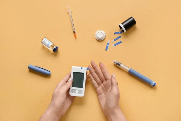 Diabetische Vrouw Met Digitale Glucometer Lancetpen Insuline Gele Achtergrond — Stockfoto