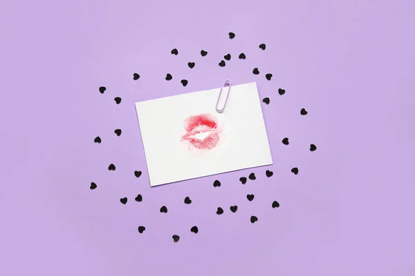 Papier Met Lippenstift Kus Merk Harten Lila Achtergrond — Stockfoto