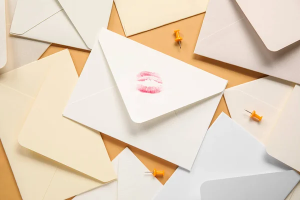 Enveloppen Met Lippenstift Kus Teken Oranje Achtergrond — Stockfoto