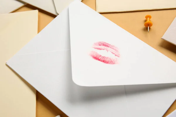 Umschlag Mit Lippenstift Kussmarke Auf Orangefarbenem Hintergrund Nahaufnahme — Stockfoto