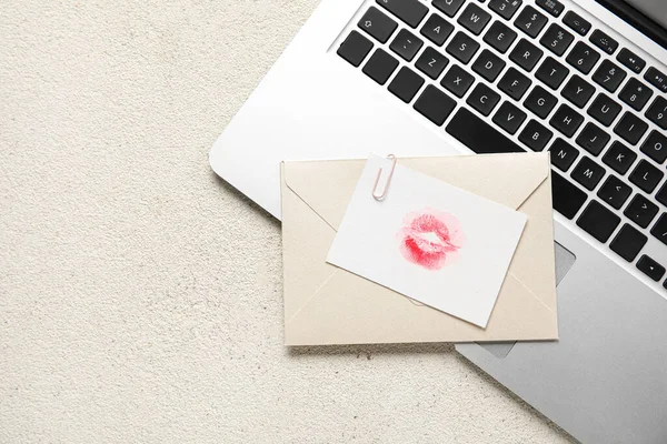Kuvert Med Läppstift Kyss Märke Och Laptop Grunge Bakgrund Närbild — Stockfoto