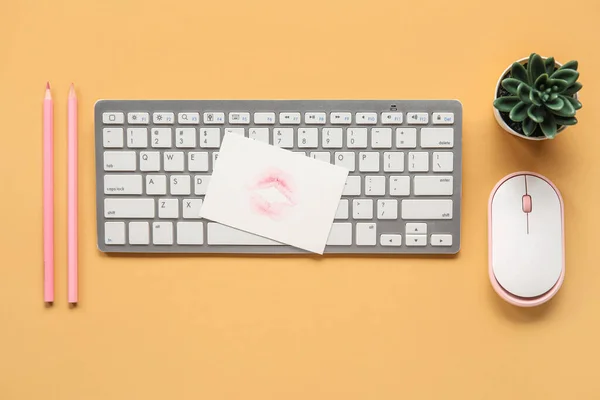 Papír Rúzzsal Csók Jel Számítógépes Billentyűzet Bézs Alapon — Stock Fotó