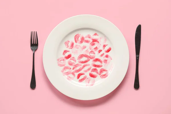 粉红底漆上有口红 吻印和餐具的盘子 — 图库照片