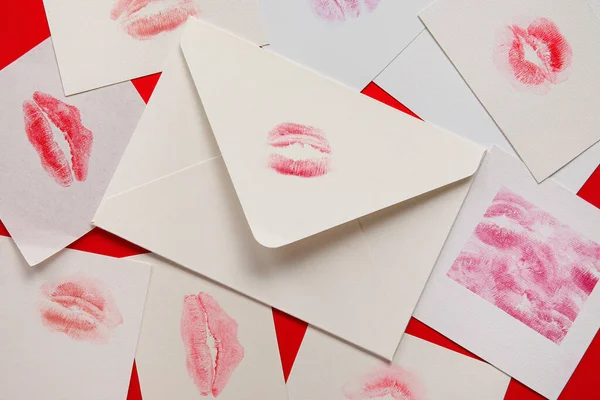 Enveloppe Avec Des Marques Baiser Rouge Lèvres Sur Fond Rouge — Photo