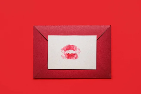 Koperta Znakiem Pocałunku Szminki Czerwonym Tle — Zdjęcie stockowe