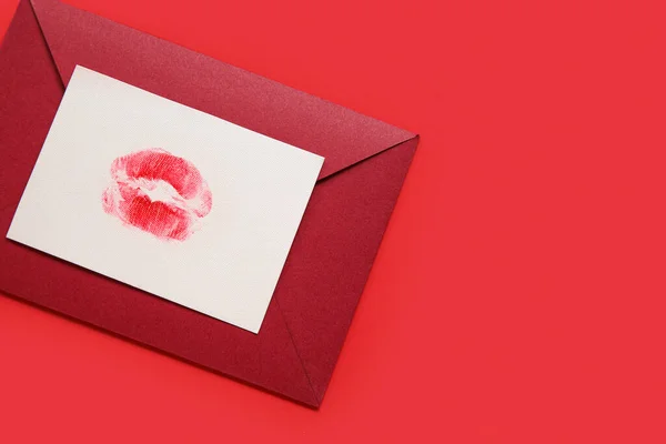 Umschlag Mit Lippenstift Kussmarke Auf Rotem Hintergrund Nahaufnahme — Stockfoto