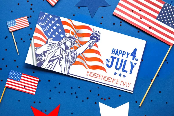 Karta Okolicznościowa Dzień Niepodległości Gwiazdy Flagi Usa Niebieskim Tle Zbliżenie — Zdjęcie stockowe