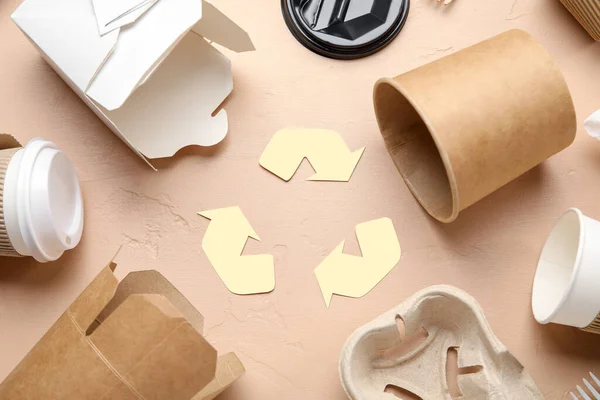 Sinal Reciclagem Com Lixo Fundo Bege — Fotografia de Stock