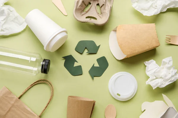 Recycling Bord Met Vuilnis Groene Achtergrond — Stockfoto