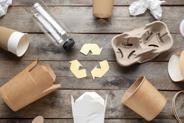 Recycling Schild Mit Müll Auf Holzgrund — Stockfoto