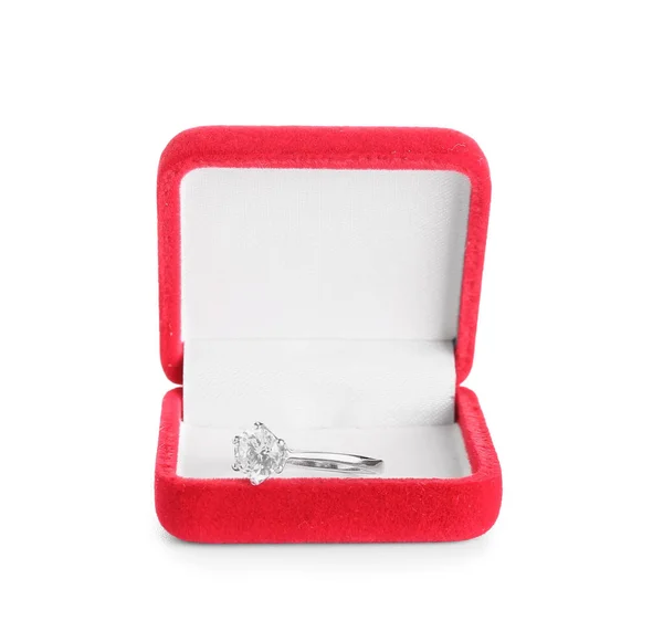 白い背景に婚約指輪付きの赤い箱 — ストック写真