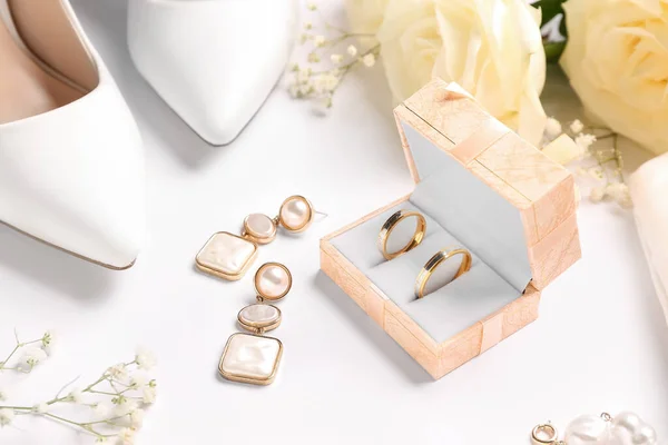 Box Wedding Rings Earrings Heels Flowers White Background Closeup — Stock Photo, Image