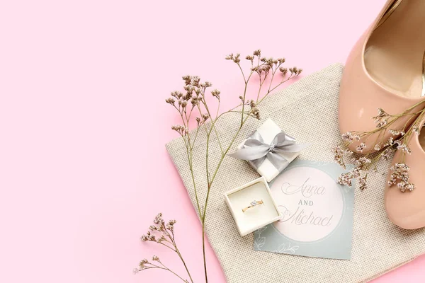 有订婚戒指 高跟鞋和粉色背景的婚宴请柬的盒子 — 图库照片