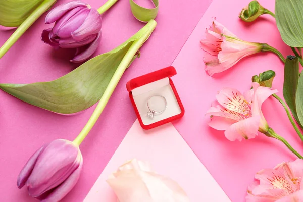 Box Med Förlovningsring Och Blommor Rosa Bakgrund — Stockfoto
