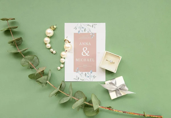 有订婚戒指 婚宴邀请函和绿色背景桉树枝条的盒子 — 图库照片