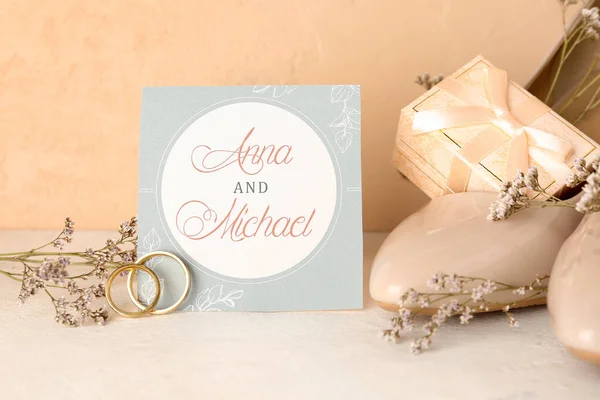 Hochzeitseinladung Mit Ringen Absätzen Und Blumen Auf Dem Tisch Neben — Stockfoto