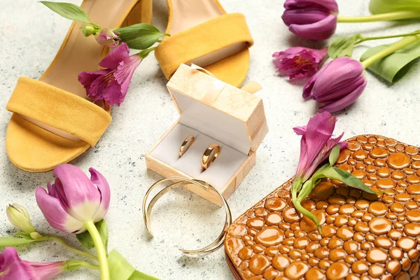 Box Wedding Rings Tulips Shoes Bag Grunge Background — Stock Photo, Image