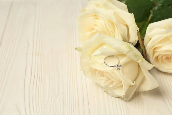 Růže Zásnubním Prstenem Bílém Dřevěném Pozadí Detailní Záběr — Stock fotografie