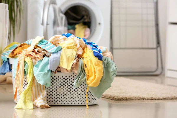 Çamaşır Odasında Kirli Çamaşırlarla Dolu Bir Sepet — Stok fotoğraf