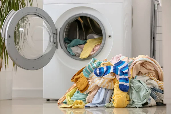 Çamaşır Odasında Bir Yığın Kirli Çamaşır Çamaşır Makinesi — Stok fotoğraf