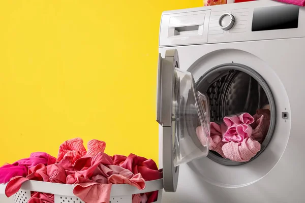 Çamaşır Sepetinde Kirli Çamaşırlar Çamaşır Makinesi Sarı Duvarın Yanında Yakın — Stok fotoğraf