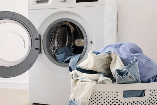 Tvättkorg Med Smutsiga Kläder Och Tvättmaskin Nära Ljusvägg Rummet — Stockfoto