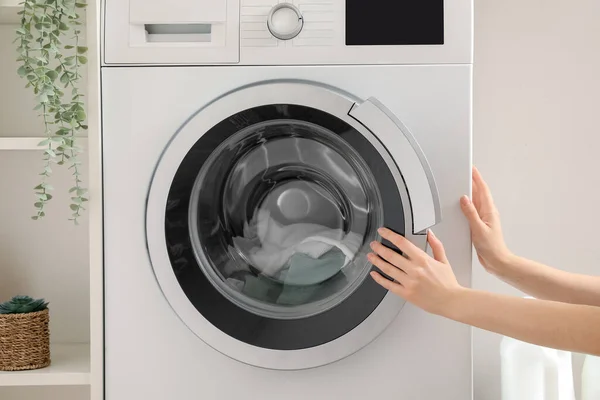 Wanita Mencuci Baju Rumah Tutup — Stok Foto