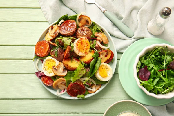Тарелка Вкусного Картофельного Салата Яйцами Грибами Деревянном Столе Вид Сверху — стоковое фото