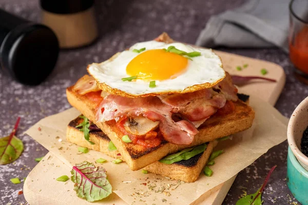 Stock image Delicious sandwich with fried egg and bacon on grey background