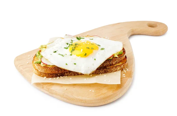 배경에 달걀이 맛있는 샌드위치 — 스톡 사진