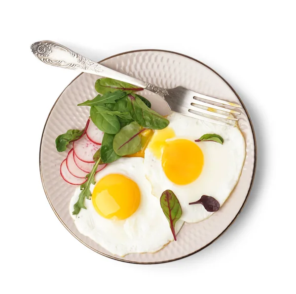 Πιάτο Νόστιμα Τηγανητά Αυγά Ραπανάκι Και Σπανάκι Λευκό Φόντο — Φωτογραφία Αρχείου