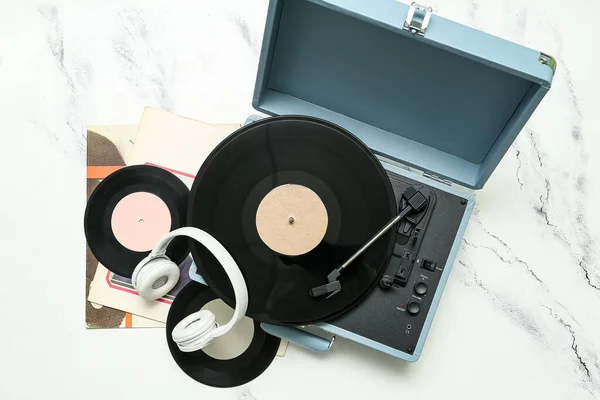 レコードプレーヤーとレコードディスクとヘッドフォン白のグランジの背景 — ストック写真