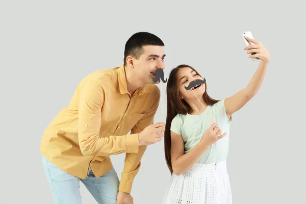 Retrato Pai Sua Filhinha Com Bigode Papel Tomando Selfie Fundo — Fotografia de Stock