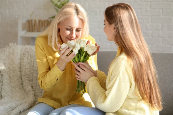 Jonge Vrouw Groeten Haar Moeder Met Tulpen Thuis — Stockfoto