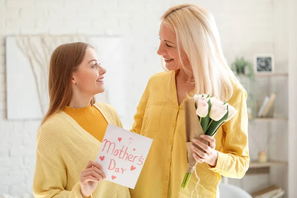Young Woman Greeting Her Mother Tulips Card Home — Stock Photo, Image