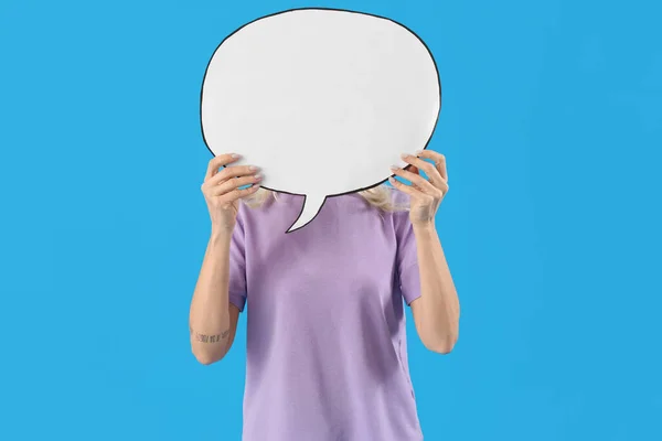 Mavi Arka Planda Boş Konuşma Balonu Olan Olgun Bir Kadın — Stok fotoğraf