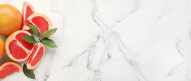 Açık mermer zemin üzerinde taze greyfurtlar metin için boşluk, üst görünüm