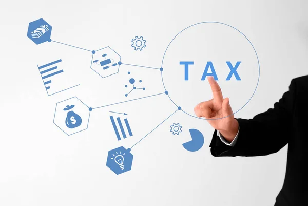 Podnikatel Ukazující Slovo Tax Virtuální Obrazovce Světlém Pozadí — Stock fotografie