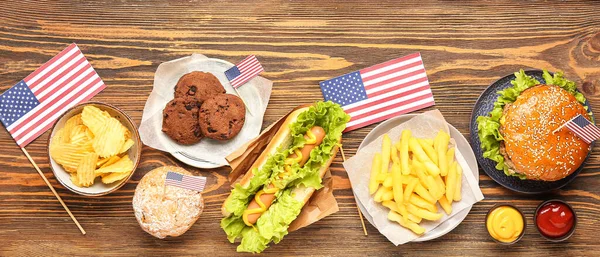 Americké Tradiční Jídlo Vlajkami Usa Dřevěném Pozadí Horní Pohled Slavnost — Stock fotografie