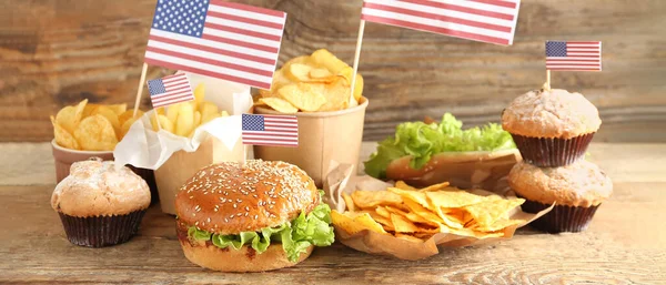 Ahşap Arka Planda Amerikan Bayrakları Olan Geleneksel Amerikan Yemekleri Anma — Stok fotoğraf