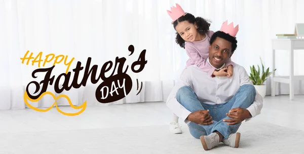 Szczęśliwego Afroamerykanina Jego Córeczkę Papierowych Koronach Karta Okolicznościowa Dzień Ojca — Zdjęcie stockowe